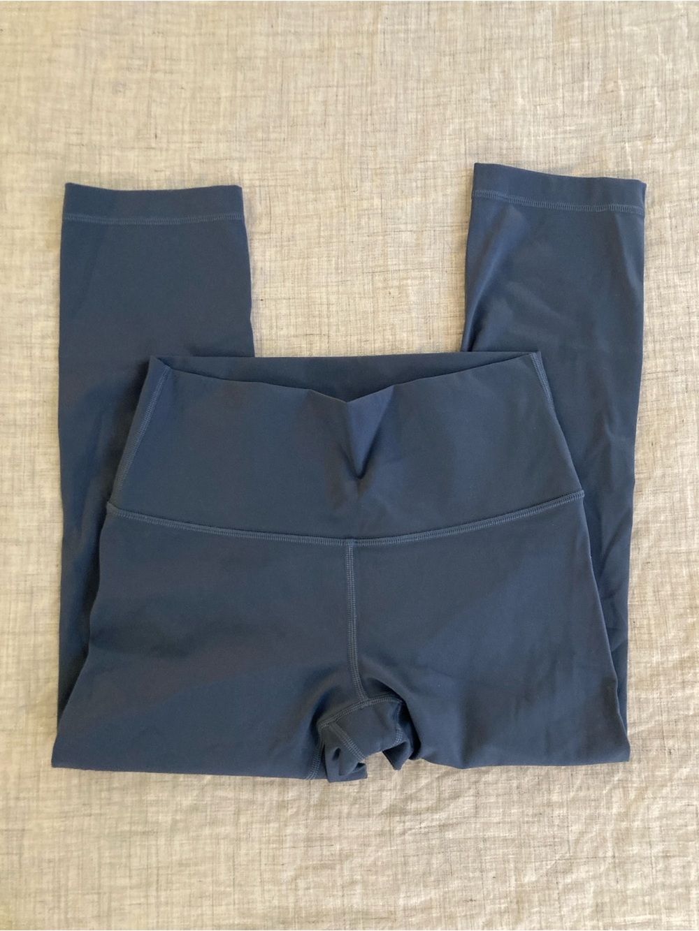 Lululemon Wunder Under Crop 21” full-on luxtreme Code Blue size 6 EUC